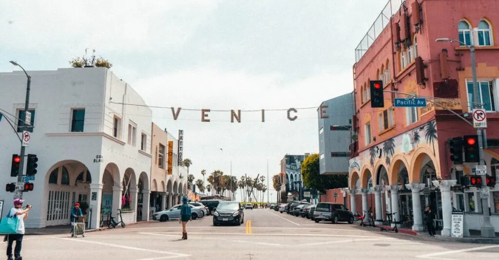 découvrez les merveilles de la californie, un état emblématique des états-unis, célèbre pour ses plages ensoleillées, ses parcs nationaux majestueux, ses villes vibrantes comme los angeles et san francisco, et une culture diversifiée. explorez des paysages époustouflants et une multitude d'activités dans ce paradis californien.