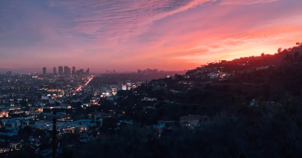 découvrez la californie, un état emblématique des états-unis, célèbre pour ses plages magnifiques, ses parcs nationaux époustouflants et sa culture dynamique. explorez los angeles, san francisco et les merveilles naturelles du grand canyon, tout en profitant d'un climat ensoleillé toute l'année.