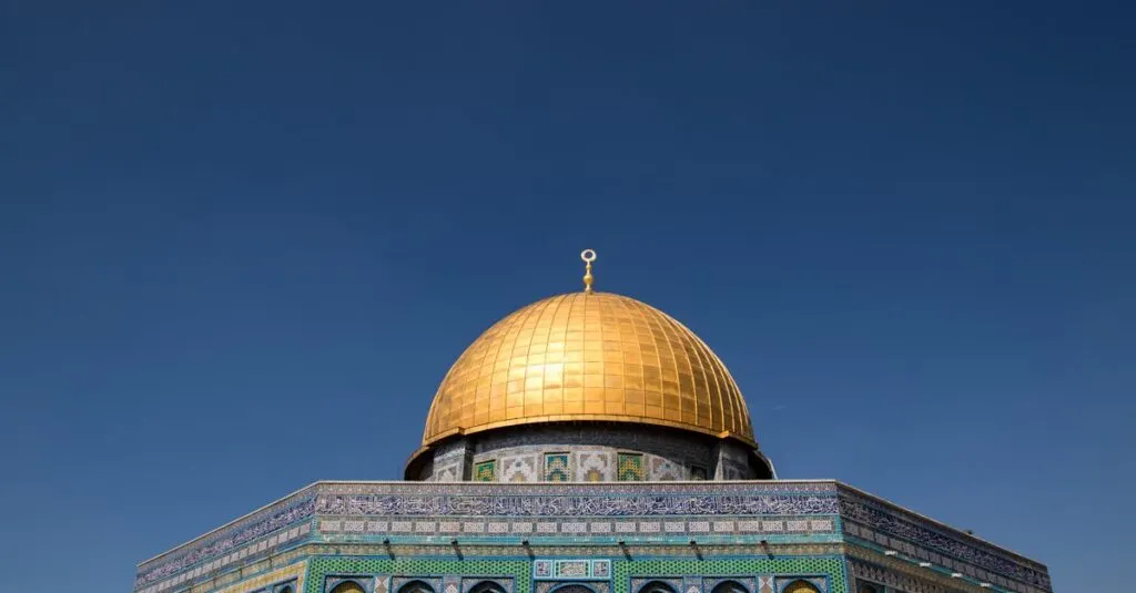 découvrez le majestueux golden dome, une œuvre architecturale éblouissante qui symbolise la beauté et l'histoire. plongez dans l'univers fascinant de cet édifice emblématique et explorez ses secrets.