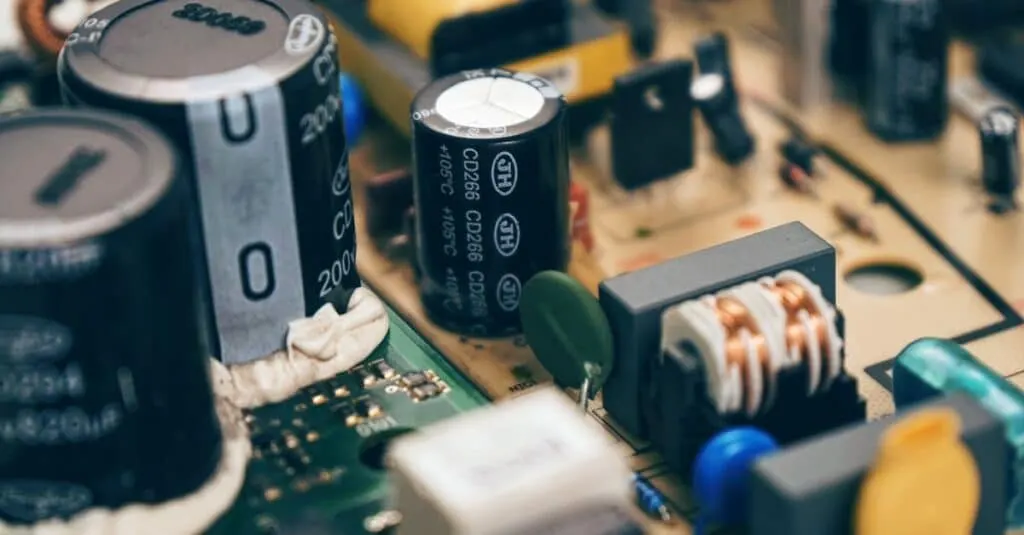 découvrez le monde fascinant des semiconducteurs, des matériaux essentiels qui révolutionnent la technologie moderne. explorez leur rôle crucial dans l'électronique, la communication et l'innovation, tout en comprenant les dernières avancées et applications dans divers secteurs.