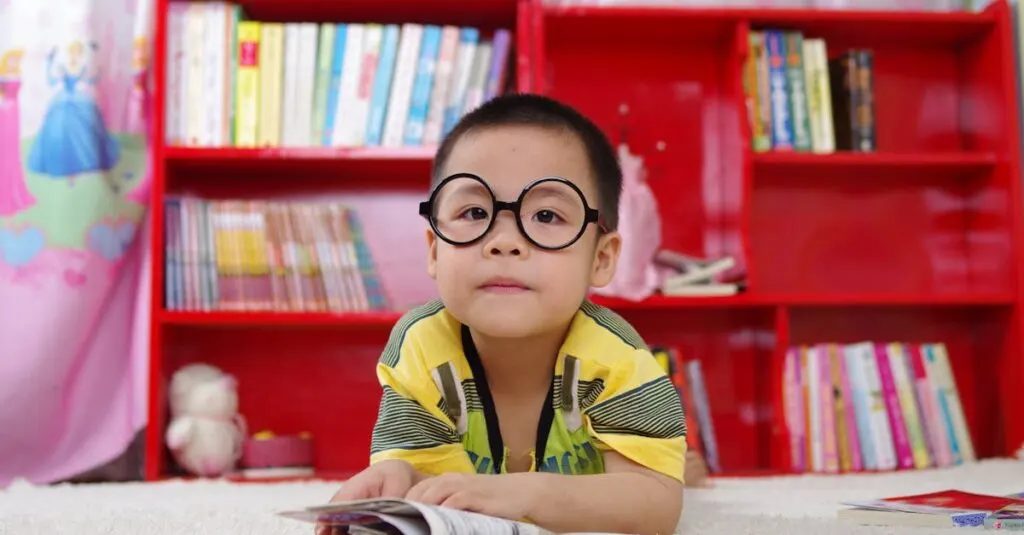 découvrez comment l'intelligence artificielle transforme l'éducation en personnalisant l'apprentissage, améliorant l'efficacité des enseignants et préparant les étudiants aux défis du futur.
