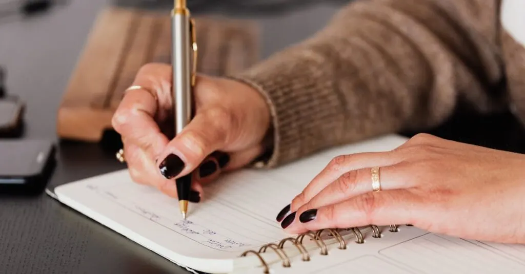 découvrez les bienfaits du journaling pour exprimer vos pensées, organiser vos idées et stimuler votre créativité au quotidien.