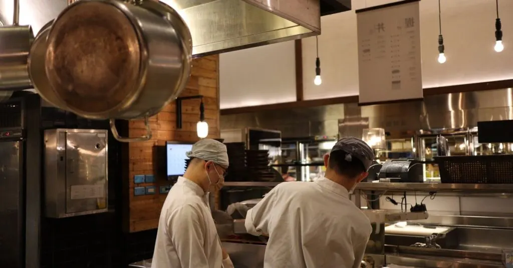découvrez comment l'intelligence artificielle révolutionne l'industrie de la restauration en optimisant l'expérience client, la gestion des stocks et les opérations.