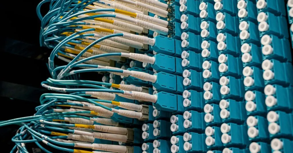 découvrez les fonctions essentielles d'un data center, incluant le stockage, la gestion et la sécurisation des données pour assurer la continuité et l'efficacité des opérations informatiques.