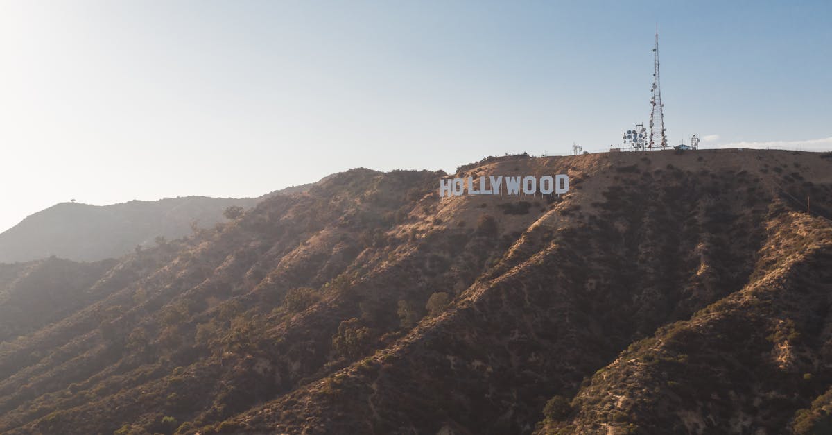découvrez l'univers fascinant d'hollywood, le cœur battant du cinéma américain. plongez dans l'histoire, les stars emblématiques et les coulisses des productions les plus célèbres qui ont marqué l'industrie cinématographique.