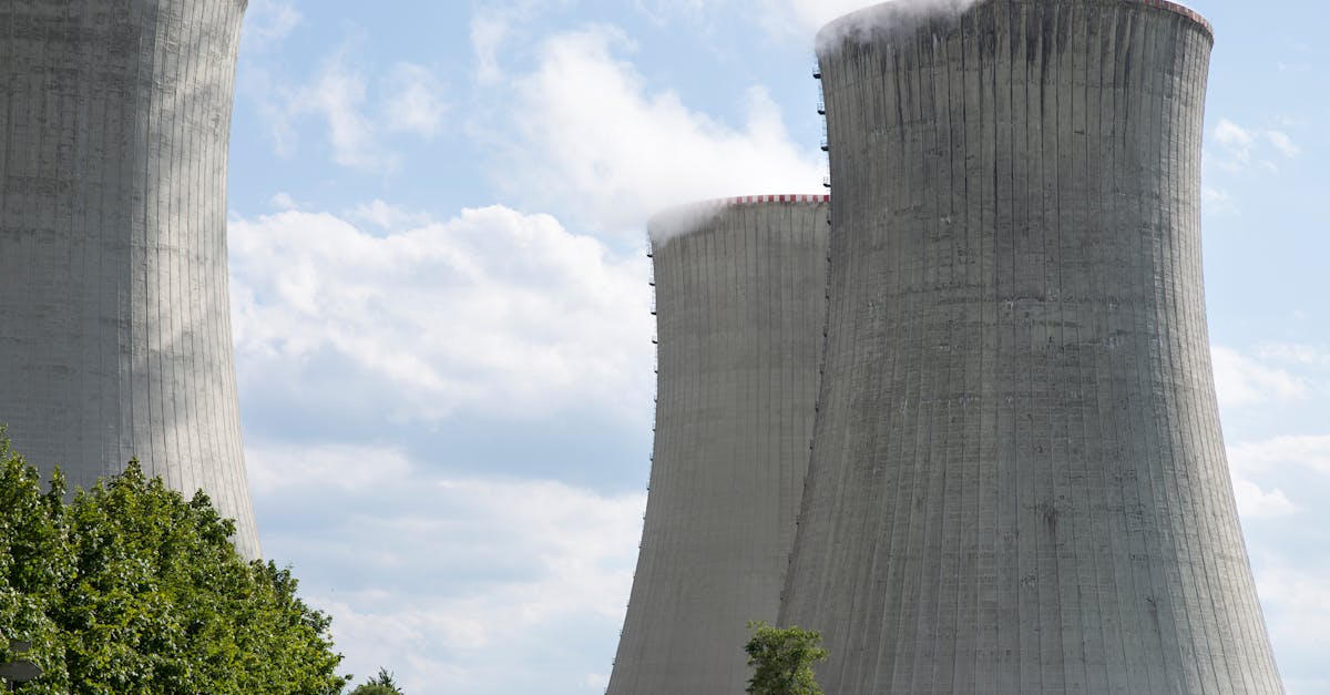 découvrez l'énergie nucléaire, une source d'énergie puissante et durable. explorez ses principes, ses avantages écologiques et son rôle crucial dans la lutte contre le changement climatique. informez-vous sur les technologies avancées et les défis associés à cette forme d'énergie essentielle pour l'avenir.