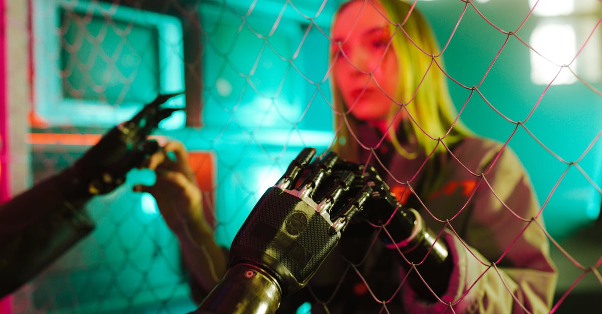 melania trump et un robot accueillent les épouses des dirigeants étrangers lors d'un événement officiel.