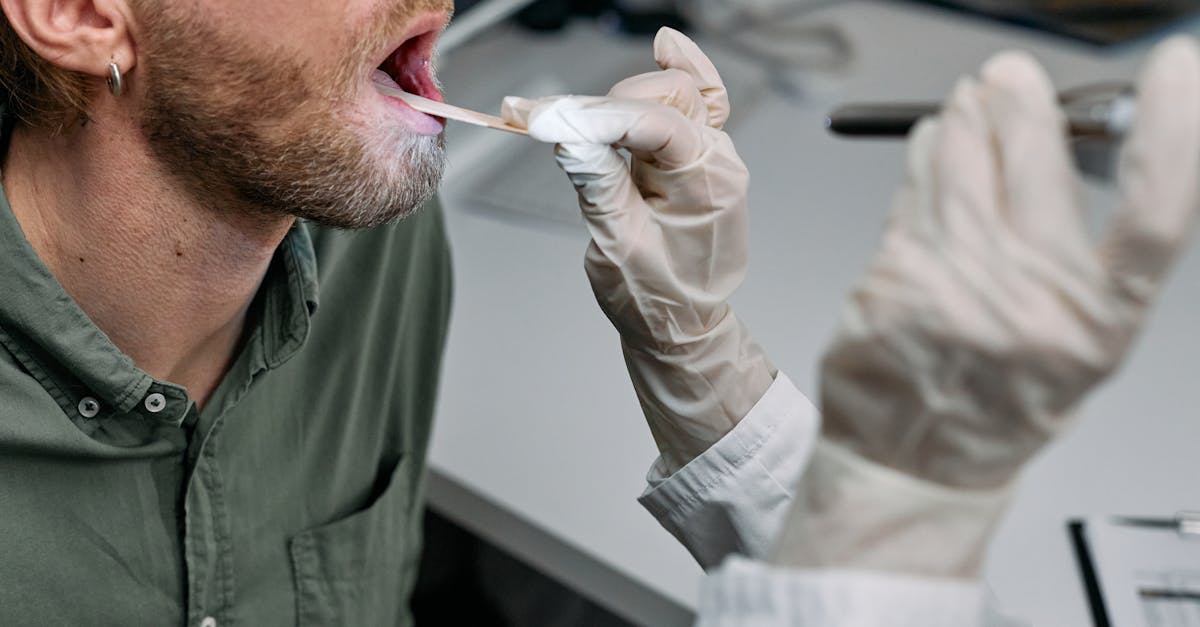 découvrez tout sur l'œsophagite à éosinophiles, une inflammation rare de l'œsophage causée par une réaction allergique, ses symptômes, son diagnostic et ses options de traitement.