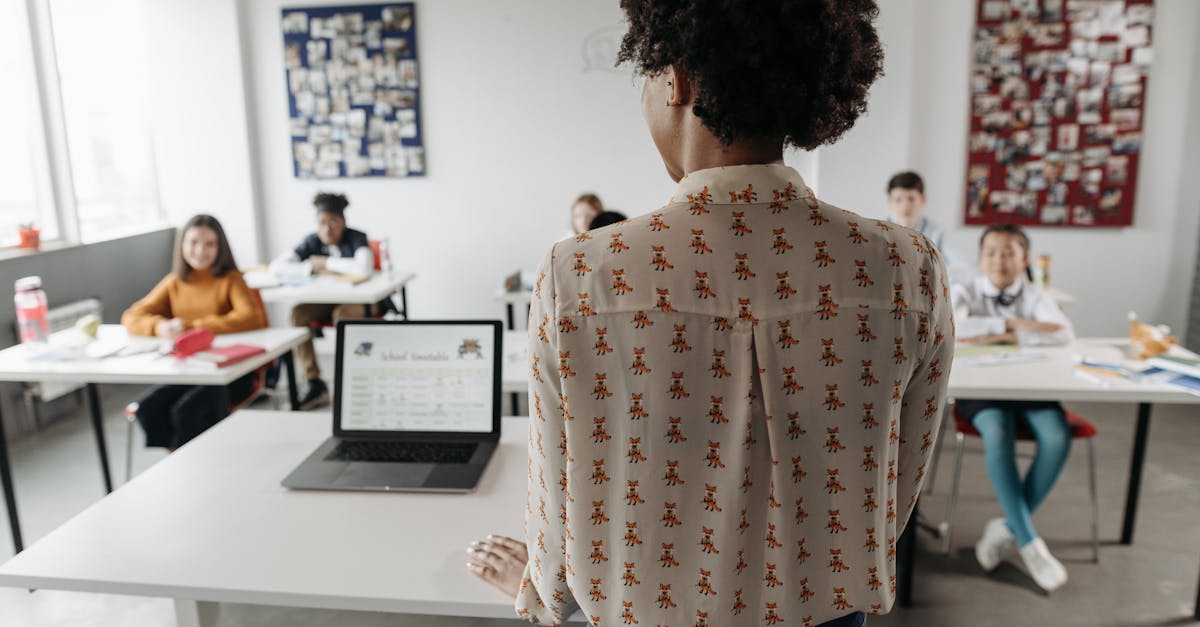 découvrez l'importance du rôle humain dans l'éducation et comment les interactions personnelles façonnent l'apprentissage et le développement des élèves.