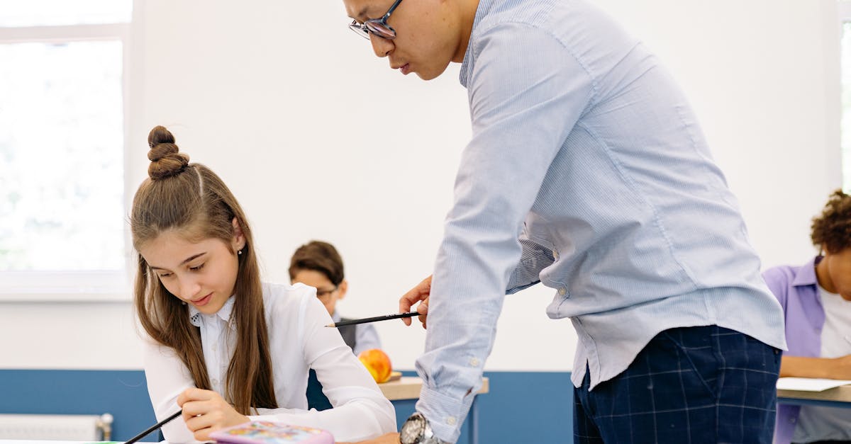 découvrez l'importance du rôle humain dans l'éducation et comment les interactions humaines façonnent l'apprentissage et le développement des élèves.