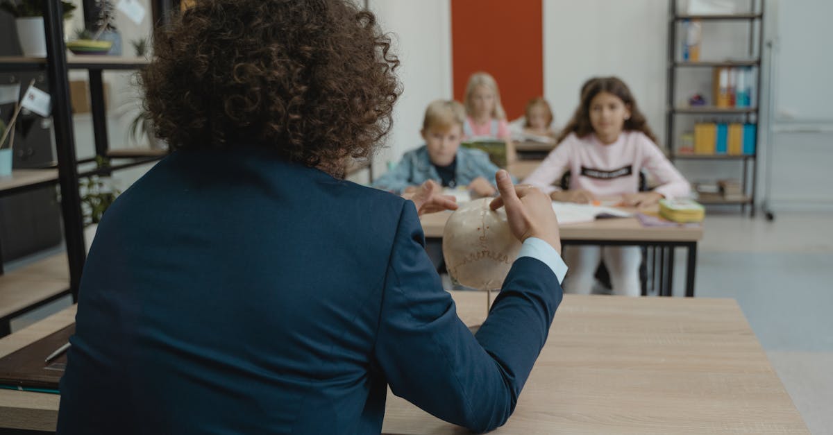 découvrez le rôle essentiel de l'humain dans l'éducation et comment l'interaction humaine influence l'apprentissage et le développement des compétences.