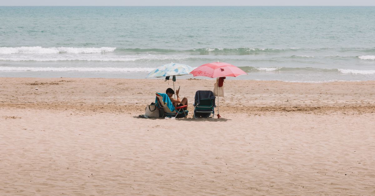 découvrez notre sélection de parasols de plage pour profiter pleinement du soleil tout en restant protégé. légers, résistants et faciles à installer, ils sont parfaits pour vos journées à la mer.