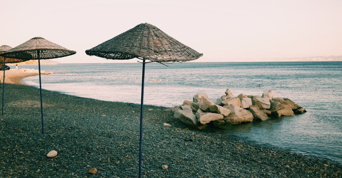découvrez notre large sélection de parasols de plage pour profiter d'une ombre parfaite et d'un confort optimal lors de vos journées ensoleillées au bord de la mer.