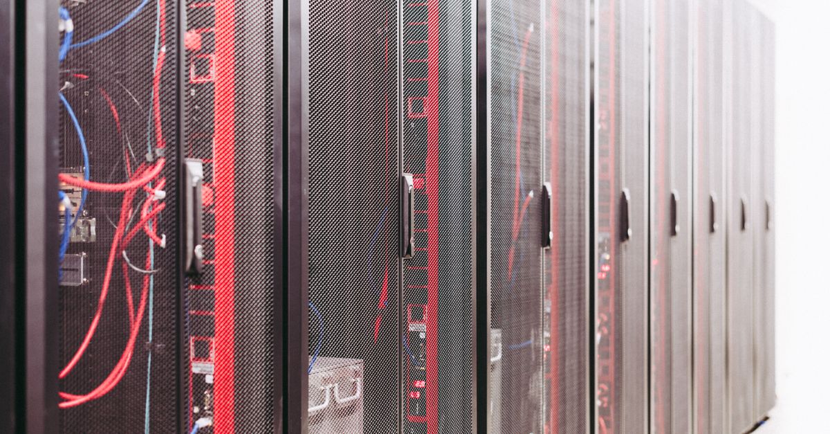 découvrez tout ce que vous devez savoir sur les data centers : infrastructures, fonctionnement, types et innovations technologiques au service du stockage et de la gestion des données.