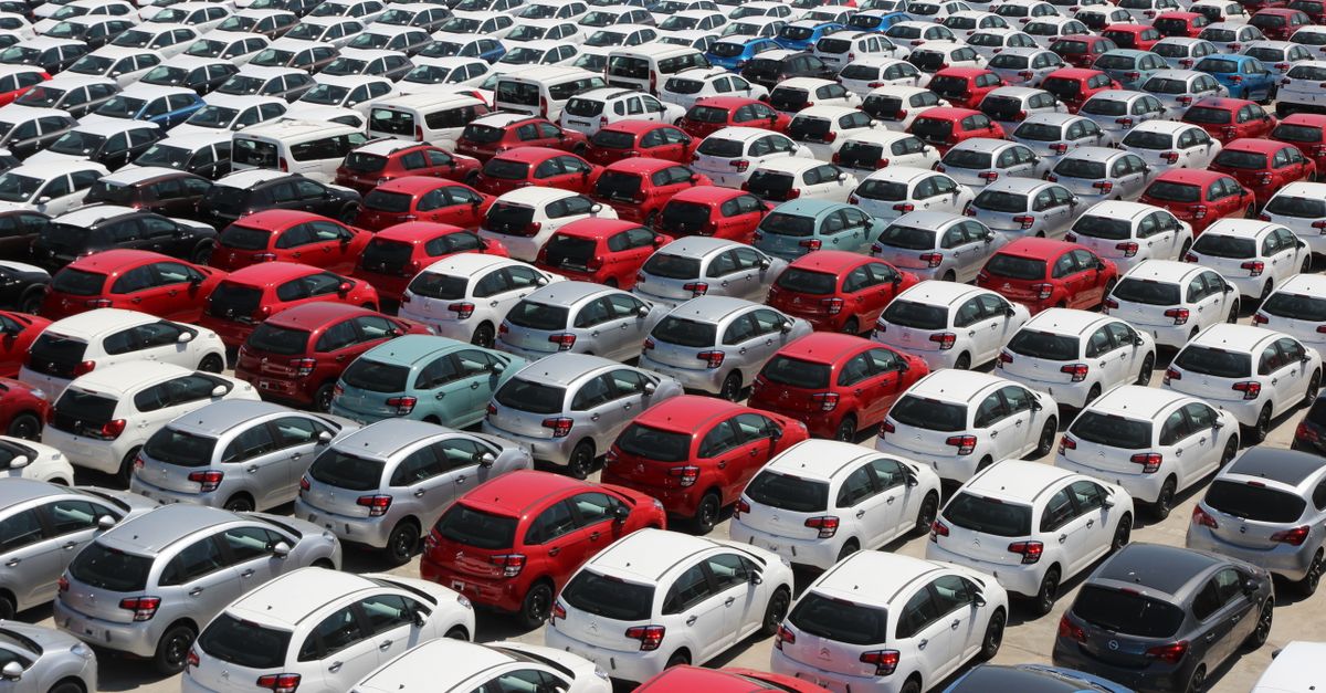 découvrez comment l'intelligence artificielle influence la hausse des prix des voitures et ses impacts sur le marché automobile.