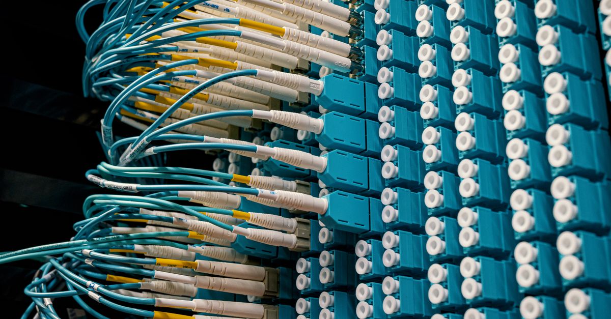 découvrez les fonctions essentielles d'un data center, incluant le stockage, la gestion et la sécurisation des données pour assurer la continuité et l'efficacité des opérations informatiques.