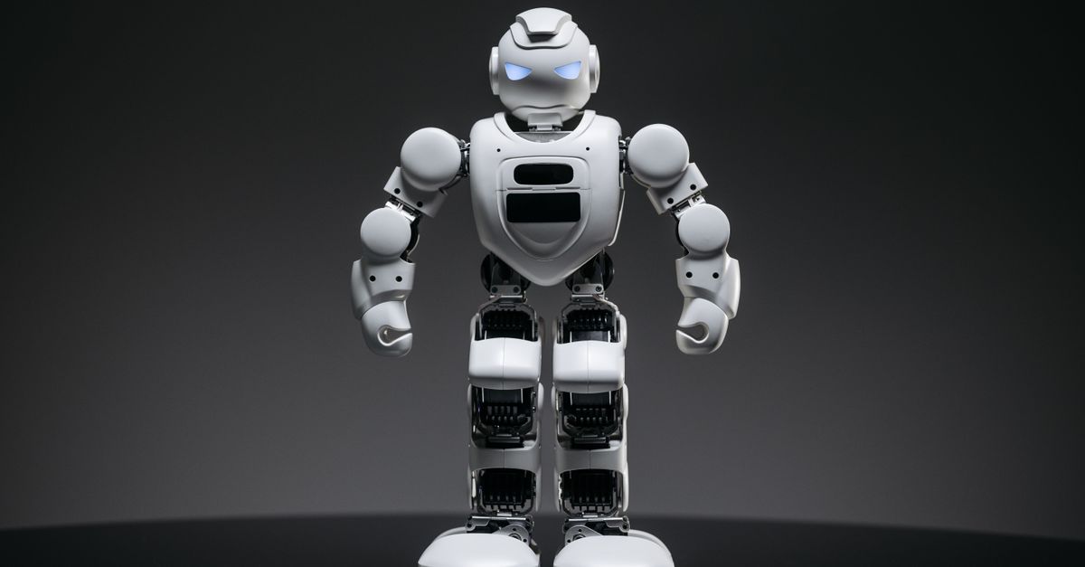 découvrez les robots humanoïdes, des machines conçues pour imiter les êtres humains en apparence et comportement, révolutionnant ainsi la technologie et l'interaction.
